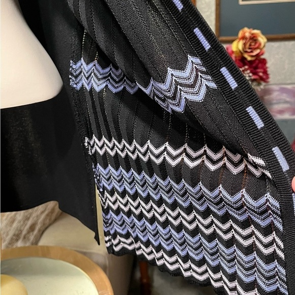 EXCLUSIVELY MISOOK Cardigan Sweater Size M Black Blue Gray Chevron Stripe Accent - Picture 9 of 16